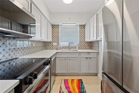 House in Largo, Florida 2 bedrooms, 102.19 sq.m. № 2204414 - photo 9