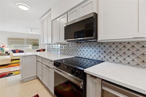 House in Largo, Florida 2 bedrooms, 102.19 sq.m. № 2204414 - photo 8