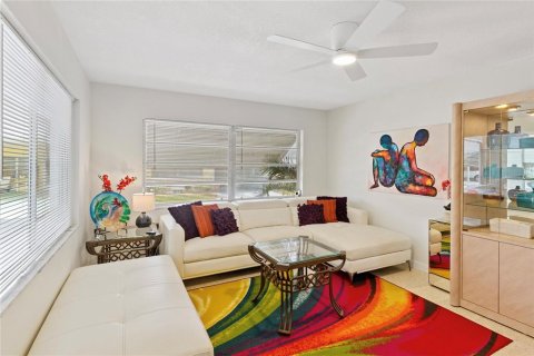 House in Largo, Florida 2 bedrooms, 102.19 sq.m. № 2204414 - photo 2