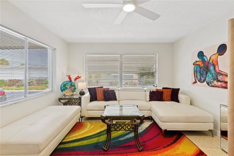 House in Largo, Florida 2 bedrooms, 102.19 sq.m. № 2204414 - photo 4