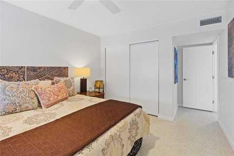 House in Largo, Florida 2 bedrooms, 102.19 sq.m. № 2204414 - photo 17