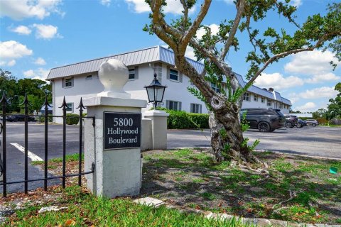 Condo in Sarasota, Florida, 1 bedroom № 2106834 - photo 18