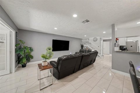 Townhouse in Tampa, Florida 3 bedrooms, 152.73 sq.m. № 2200436 - photo 11