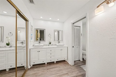 Townhouse in Tampa, Florida 3 bedrooms, 152.73 sq.m. № 2200436 - photo 18