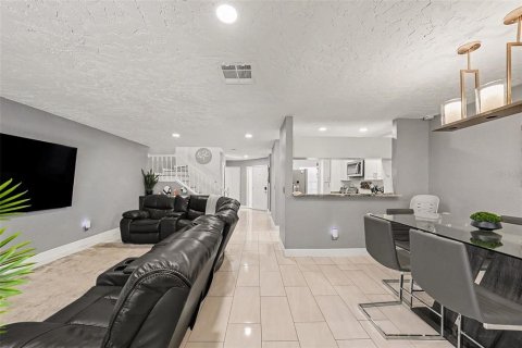 Townhouse in Tampa, Florida 3 bedrooms, 152.73 sq.m. № 2200436 - photo 9