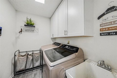 Townhouse in Tampa, Florida 3 bedrooms, 152.73 sq.m. № 2200436 - photo 20
