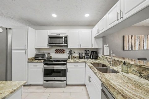 Townhouse in Tampa, Florida 3 bedrooms, 152.73 sq.m. № 2200436 - photo 14