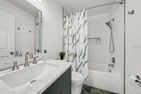 Townhouse in Tampa, Florida 3 bedrooms, 152.73 sq.m. № 2200436 - photo 23