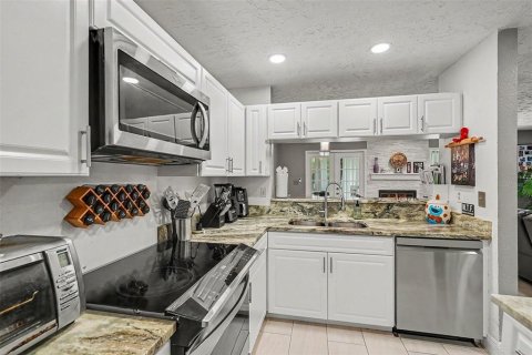 Townhouse in Tampa, Florida 3 bedrooms, 152.73 sq.m. № 2200436 - photo 15