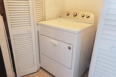 Condo in Hollywood, Florida, 1 bedroom № 1864702 - photo 9