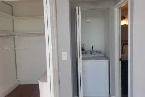Condo in Hollywood, Florida, 1 bedroom № 1864702 - photo 14