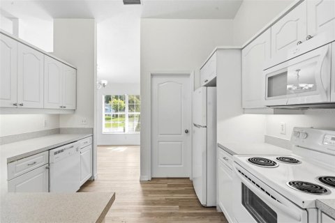 Купить виллу или дом в Эджуотер, Флорида 6 комнат, 150.22м2, № 2237068 - фото 9