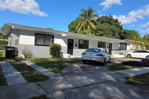 Immobilier commercial à North Miami, Floride 201.41 m2 № 2077362