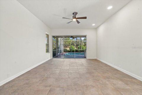 House in Weeki Wachee, Florida 4 bedrooms, 186.18 sq.m. № 2424440 - photo 12