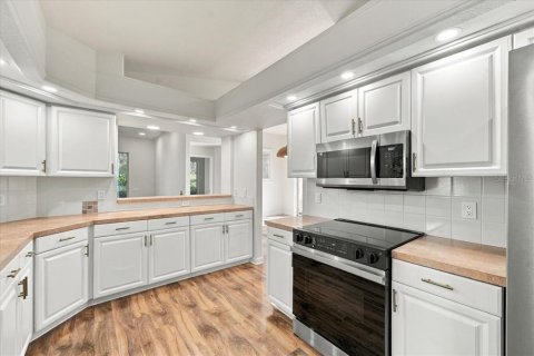 House in Weeki Wachee, Florida 4 bedrooms, 186.18 sq.m. № 2424440 - photo 3