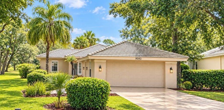 House in Weeki Wachee, Florida 4 bedrooms, 186.18 sq.m. № 2424440