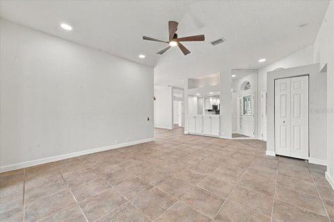 House in Weeki Wachee, Florida 4 bedrooms, 186.18 sq.m. № 2424440 - photo 11