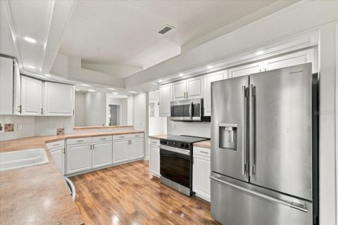House in Weeki Wachee, Florida 4 bedrooms, 186.18 sq.m. № 2424440 - photo 17