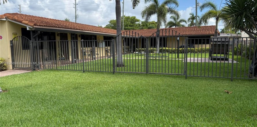 Propiedad comercial en Hallandale Beach, Florida № 1818579