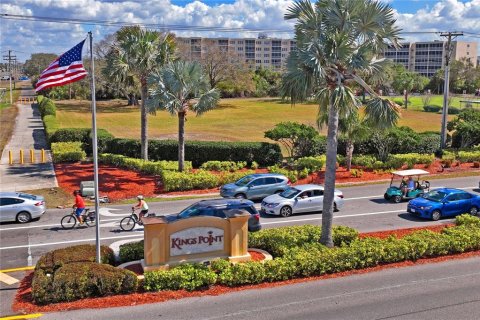 Condo in Sun City Center, Florida, 2 bedrooms № 2216993 - photo 11
