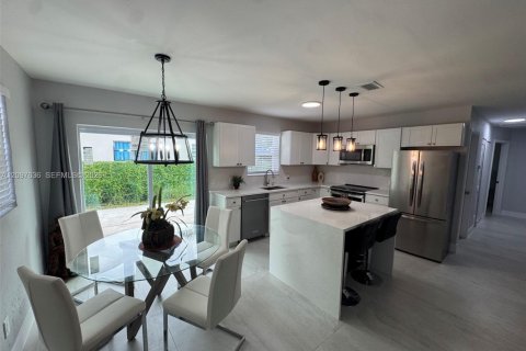 House in Florida City, Florida 3 bedrooms, 92.9 sq.m. № 2399658 - photo 4