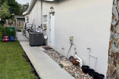 Commercial property in Miramar, Florida 1 bedroom № 2382174 - photo 9