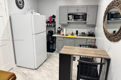 Commercial property in Miramar, Florida 1 bedroom № 2382174