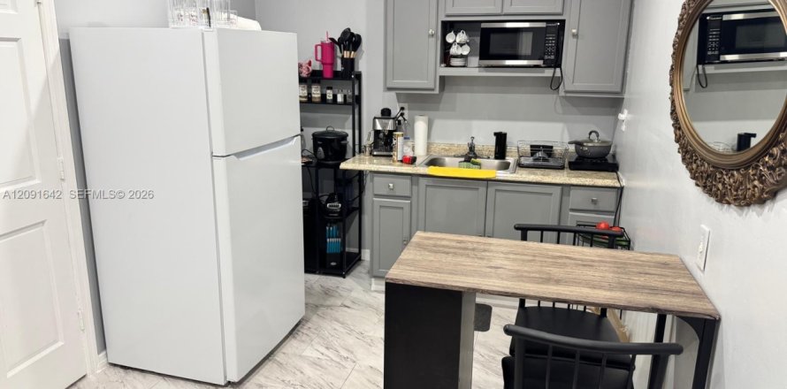 Commercial property in Miramar, Florida 1 bedroom № 2382174