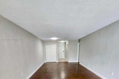 Condominio en venta en North Miami, Florida, 1 dormitorio, 81.57 m2 № 2075365 - foto 5