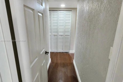 Condominio en venta en North Miami, Florida, 1 dormitorio, 81.57 m2 № 2075365 - foto 6