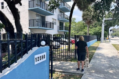 Condominio en venta en North Miami, Florida, 1 dormitorio, 81.57 m2 № 2075365 - foto 3