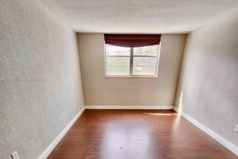 Condominio en venta en North Miami, Florida, 1 dormitorio, 81.57 m2 № 2075365 - foto 4
