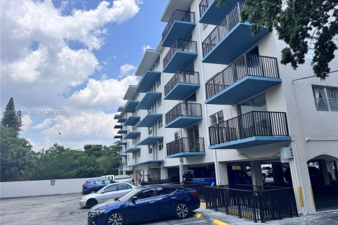 Condominio en venta en North Miami, Florida, 1 dormitorio, 81.57 m2 № 2075365 - foto 29