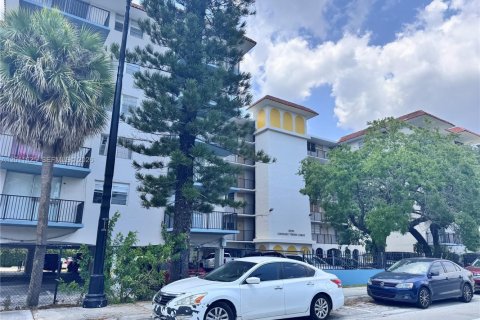 Condominio en venta en North Miami, Florida, 1 dormitorio, 81.57 m2 № 2075365 - foto 19