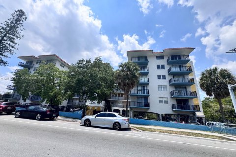 Condominio en venta en North Miami, Florida, 1 dormitorio, 81.57 m2 № 2075365 - foto 16