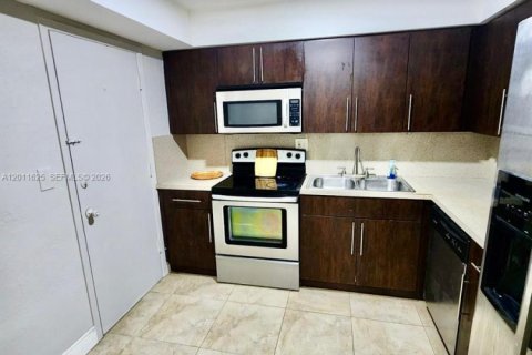 Condominio en venta en North Miami, Florida, 1 dormitorio, 81.57 m2 № 2075365 - foto 9
