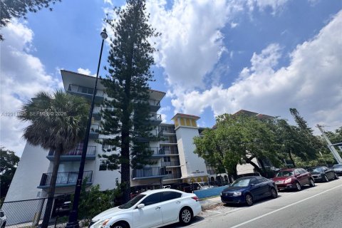 Condominio en venta en North Miami, Florida, 1 dormitorio, 81.57 m2 № 2075365 - foto 17