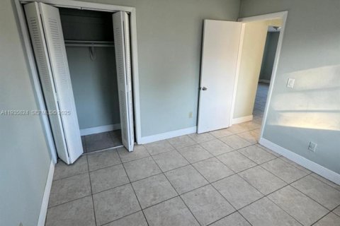 Condominio en alquiler en Miami, Florida, 2 dormitorios, 62.89 m2 № 1993927 - foto 2