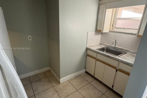 Condominio en alquiler en Miami, Florida, 2 dormitorios, 62.89 m2 № 1993927 - foto 14
