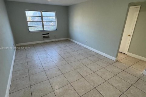 Condominio en alquiler en Miami, Florida, 2 dormitorios, 62.89 m2 № 1993927 - foto 1