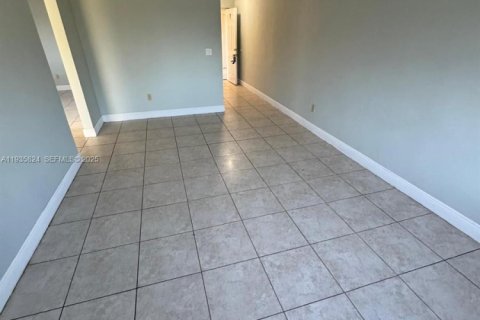 Condominio en alquiler en Miami, Florida, 2 dormitorios, 62.89 m2 № 1993927 - foto 13