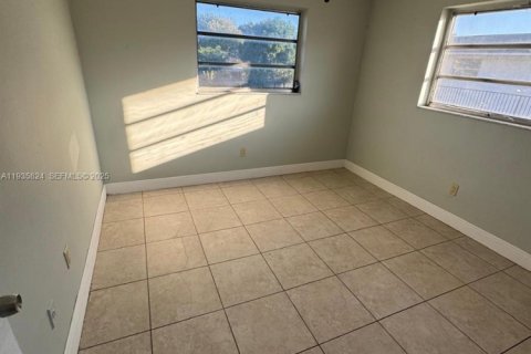 Condominio en alquiler en Miami, Florida, 2 dormitorios, 62.89 m2 № 1993927 - foto 11