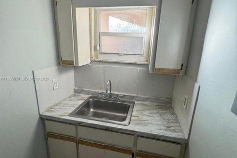 Condominio en alquiler en Miami, Florida, 2 dormitorios, 62.89 m2 № 1993927 - foto 17