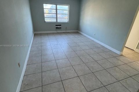 Condominio en alquiler en Miami, Florida, 2 dormitorios, 62.89 m2 № 1993927 - foto 16