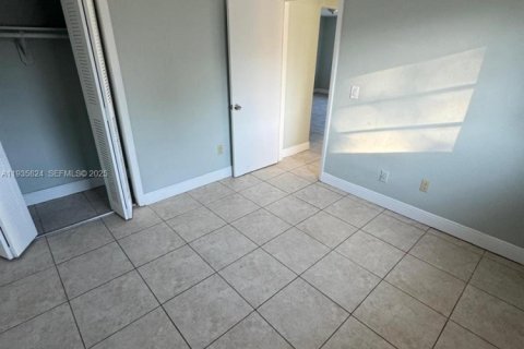 Condominio en alquiler en Miami, Florida, 2 dormitorios, 62.89 m2 № 1993927 - foto 3