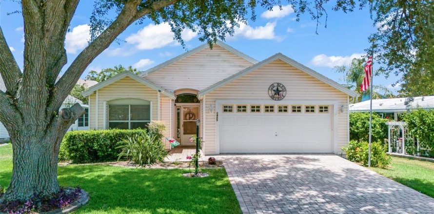 House in The Villages, Florida 2 bedrooms, 110.74 sq.m. № 1243929