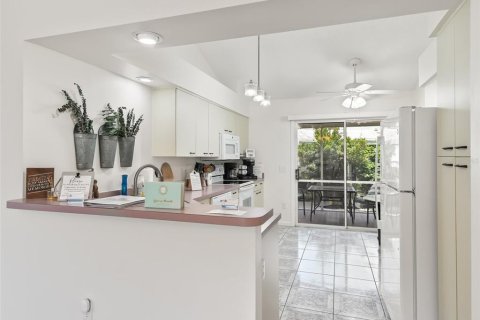 House in The Villages, Florida 2 bedrooms, 110.74 sq.m. № 1243929 - photo 13