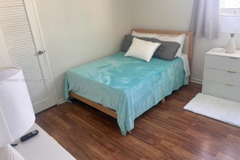 Condo in Hollywood, Florida, 1 bedroom  № 2240412 - photo 2