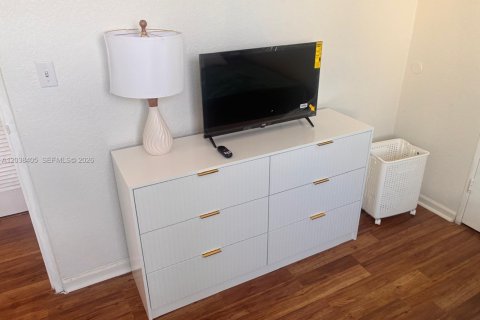 Condo in Hollywood, Florida, 1 bedroom  № 2240412 - photo 4