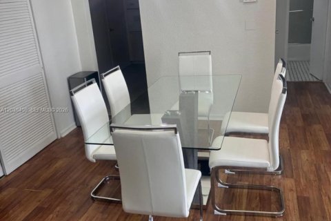 Condo in Hollywood, Florida, 1 bedroom  № 2240412 - photo 11